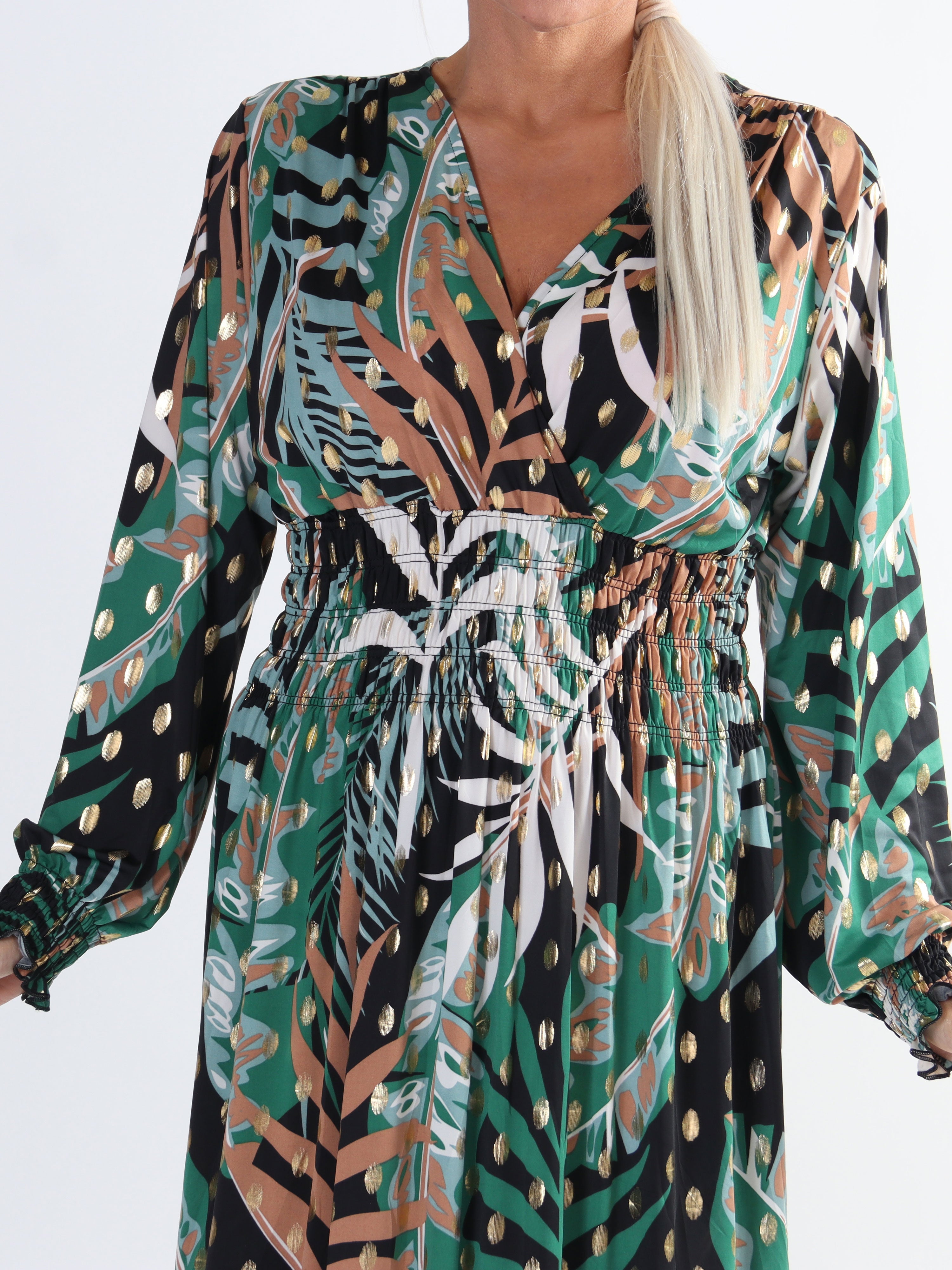 Pams Forest Midi L/S - Plus size elastisk klänning i skrynkelfritt tyg med långa ärmar